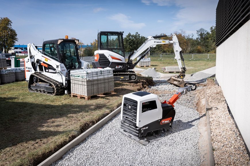 McNae Shows Bobcat Telehandler/Compactors at ScotPlant